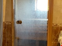 ActiveClean OÜ - fotod töödest: Saunaukse puhastus/Очистка стеклянной двери в сауне
